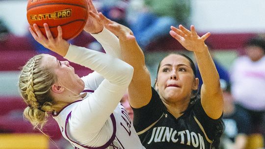 Lady Eagles split district games last week