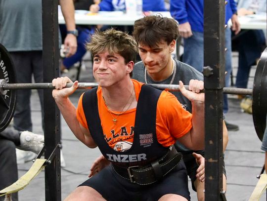 Powerlifters Show Their Commitment, Might