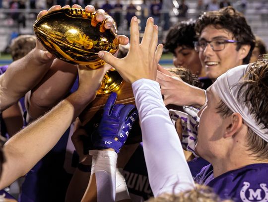 Punchers’ Teamwork Leads to Bi-District Title