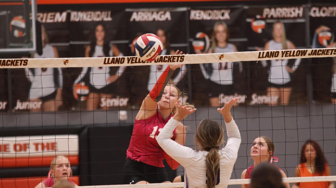 Lady Jackets Finish First Round in Playoff Contention