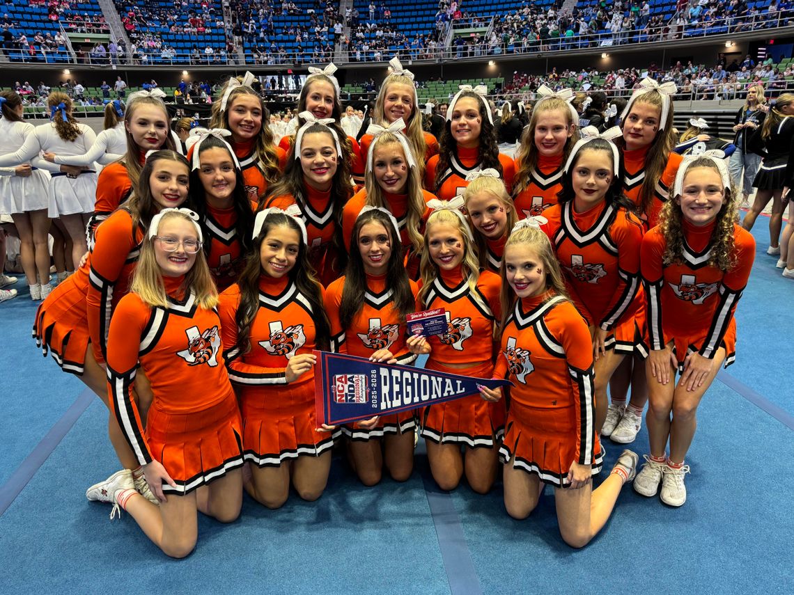 Llano Cheerleaders Advance to Nationals